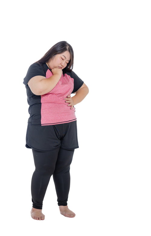 エクササイズ中に頭を抱えて考え事をする女性