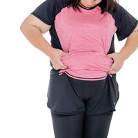 お腹のぜい肉を両手で摘まむ膨よかな女性のダイエットの写真