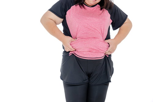 お腹のぜい肉を両手で摘まむ膨よかな女性のダイエット