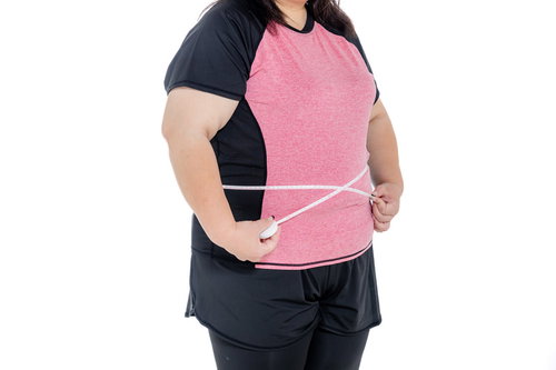 メジャーでお腹周りを測定する女性のボディサイズ確認