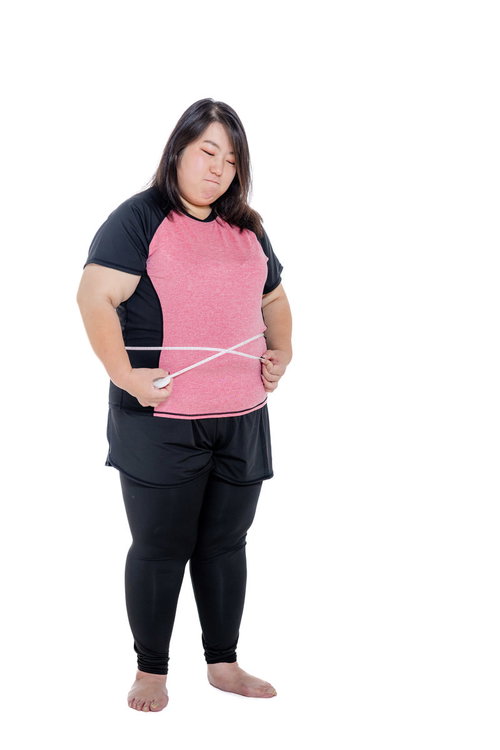 メジャーでウエストを測定する女性の身体測定