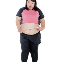 測定したウエストを見て開いた口が塞がらない膨よかな女性の写真