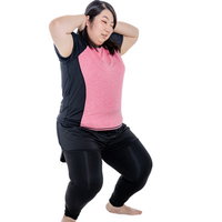 ピンクトップでスクワットしてダイエットに励む膨よかな女性の写真