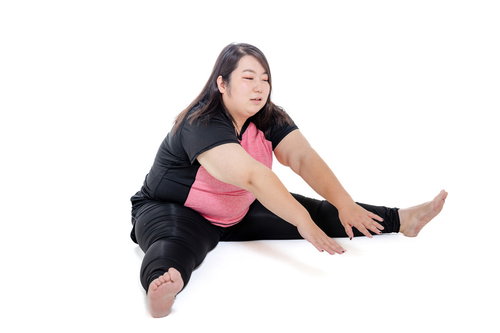 前屈をしてストレッチする肥満女性のダイエット運動