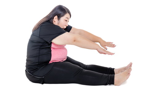 お腹の脂肪が邪魔で前屈がうまくできない女性のストレッチ