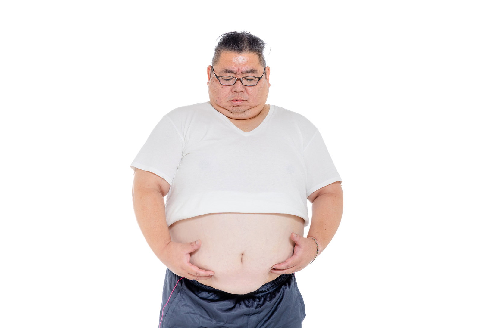 両手でお腹を抱える膨よかな男性［モデル：ダルマ親方］