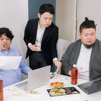 昼食を食べながら行うランチミーティングの打ち合わせ風景の写真