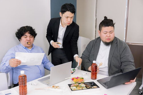 昼食を食べながら行うランチミーティングの打ち合わせ風景