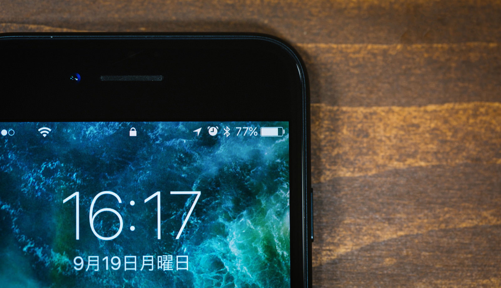 iPhoneのロック画面と時刻表示