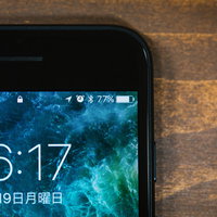 iPhoneのロック画面とバッテリー残量の写真