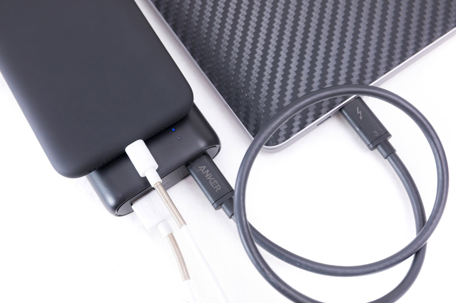 AnkerのモバイルバッテリーとMacBookをケーブルで接続