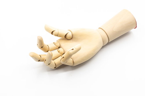 横たわるデッサン用の木製右手人形