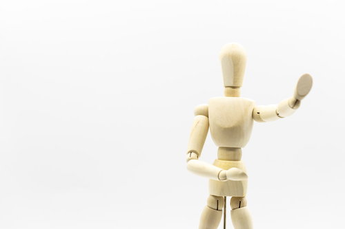 STOPポーズをとるデッサン人形の警告ジェスチャー