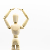 両手でオッケーサインをするデッサン人形のポーズの写真