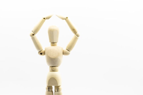 両手でオッケーサインをするデッサン人形のポーズ