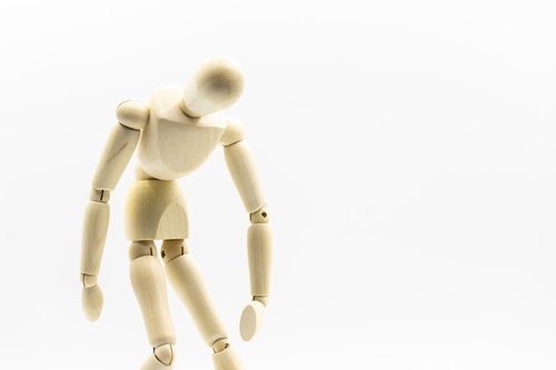 過労でぐったりを表現する木製デッサン人形