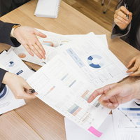 資料を見てディスカッションするビジネスチームの写真