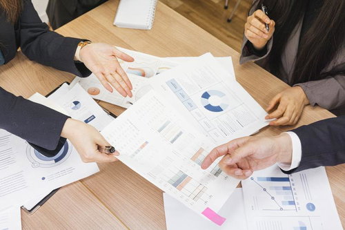 資料を見てディスカッションするビジネスチーム