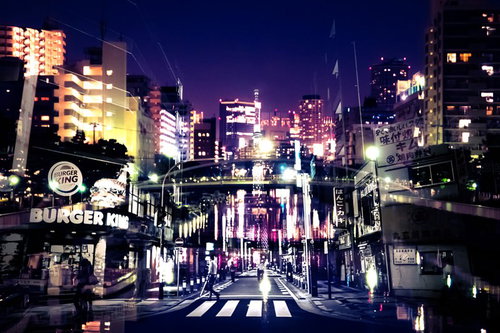 川沿いに続く満開の桜並木