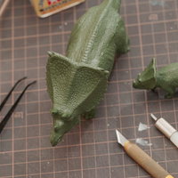 恐竜のプラモデル製作に使う工具類とパーツの写真