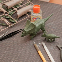 完成した恐竜の親子のプラモデルと工具一式の写真