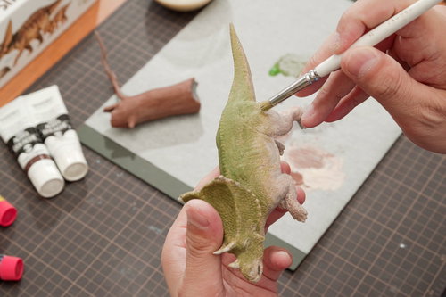 恐竜プラモデルの表皮をドライブラシでグラデーション塗装
