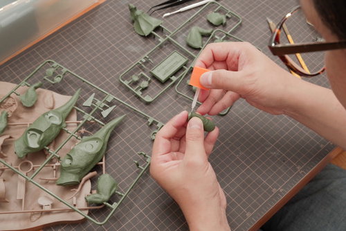 流し込み接着剤を使うプラモデルのパーツ組み立て工作