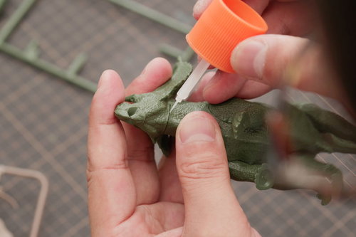 接着剤を塗って接着中の恐竜プラモデルパーツ