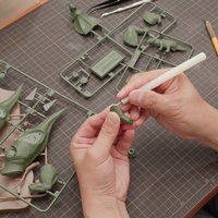 セラミックカンナでプラモデルのバリを取る手作業の写真