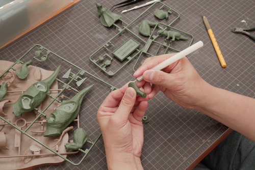 セラミックカンナでプラモデルのバリを取る手作業