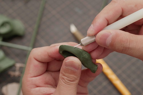 セラミックのカンナでプラモデルのパーティングラインを削る作業