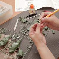 デザインナイフできれいにゲート処理するプラモデルのパーツの写真