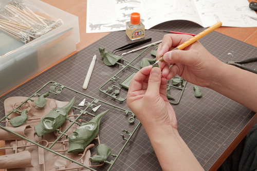 デザインナイフできれいにゲート処理するプラモデルのパーツ