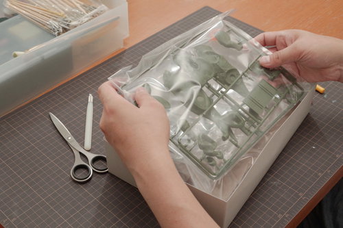 購入したプラモデルを箱から取り出す