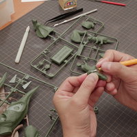 デザインナイフで丁寧にゲート処理するプラモデル製作の手元の写真