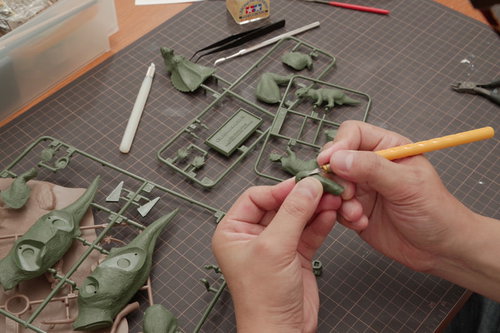 デザインナイフで丁寧にゲート処理するプラモデル製作の手元