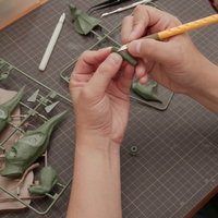 デザインナイフを使ったプラモデルのゲート処理中の写真