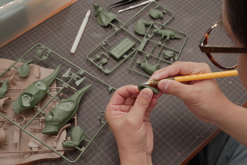 プラモデルのゲート処理をするデザインナイフを使う手元