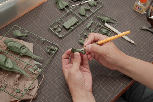 カッティングマット上でデザインナイフを使ってゲート処理を行う