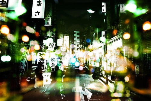 夜の飲み屋街の風景（フォトモンタージュ）の写真