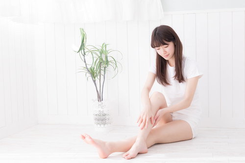 膝下の肌のハリに満足する女性