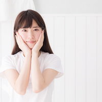 両手を顔に添える色白の女性のスキンケアと美肌ケアの写真