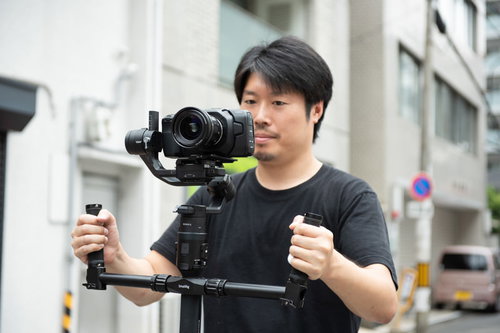 ジンバルを使用したムービー撮影を行うカメラマン