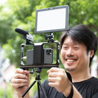 スマホで本格的にムービー撮影する男性カメラマンの写真