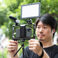 スマホでムービー撮影をするプロフェッショナルな男性の写真