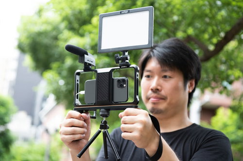 スマホでムービー撮影をするプロフェッショナルな男性