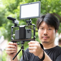 屋外でスマホ撮影するカメラマン（ムービー）の写真