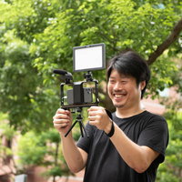 スマホカメラにマイクを接続して動画撮影をするカメラマンの写真
