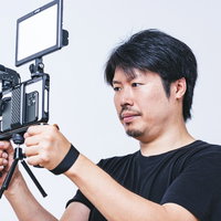スマホ用ジンバルで撮影する男性の写真