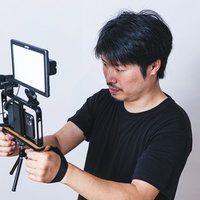 照明機材を使ってスマホカメラで撮影するカメラマンの写真